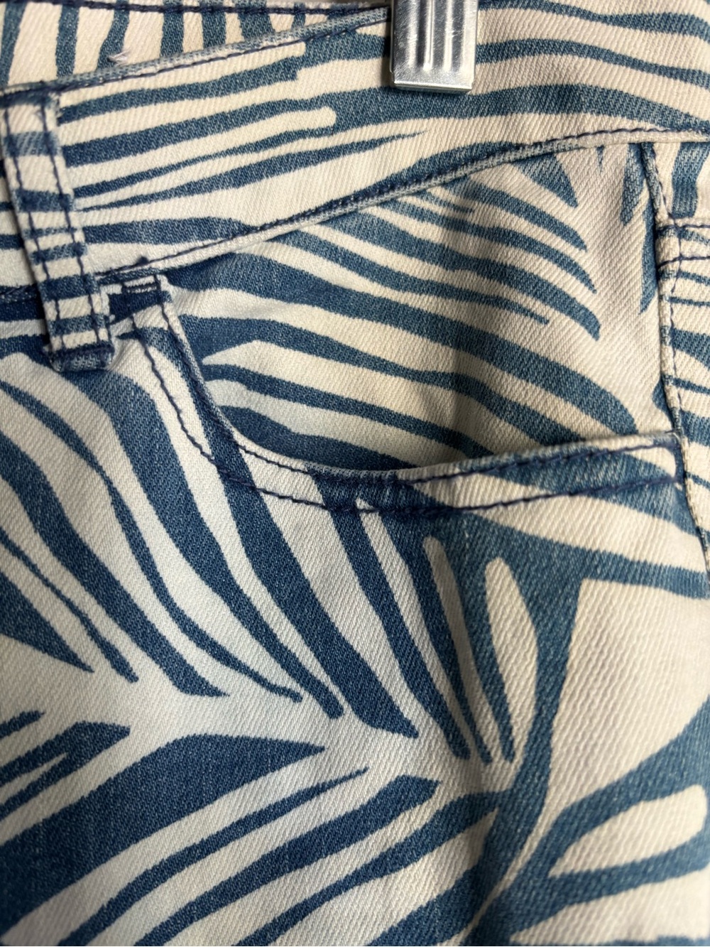 J McLaughlin Jaycie Willow Lake Cotton Stretch Straight Fit Jeans Palm Print, 8 - Picture 6 of 10
